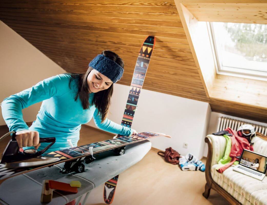 Junge Frau wachst ihre Ski